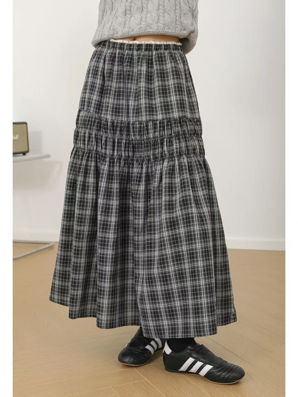 Design Concept：
This Lolita skirt features a classic red and black plaid design with delicate lace trim along the hemline, blending retro charm with daily elegance. The high-waist cut and A-line silhouette create a flattering shape while offering comfort and versatility for styling. Perfect for tea parties, festive gatherings, or everyday outfits, this piece adds both refinement and playfulness to a Lolita wardrobe.