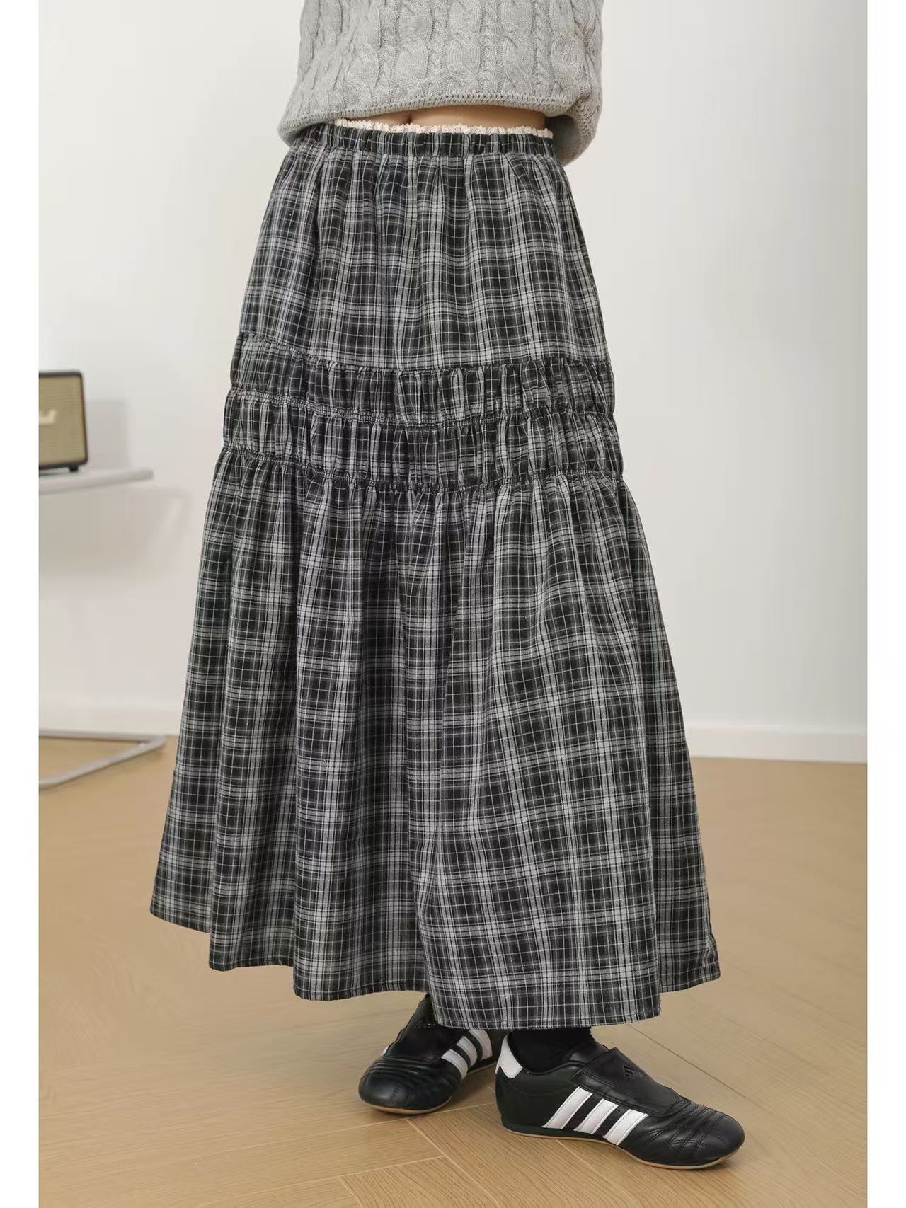 Design Concept：
This Lolita skirt features a classic red and black plaid design with delicate lace trim along the hemline, blending retro charm with daily elegance. The high-waist cut and A-line silhouette create a flattering shape while offering comfort and versatility for styling. Perfect for tea parties, festive gatherings, or everyday outfits, this piece adds both refinement and playfulness to a Lolita wardrobe.