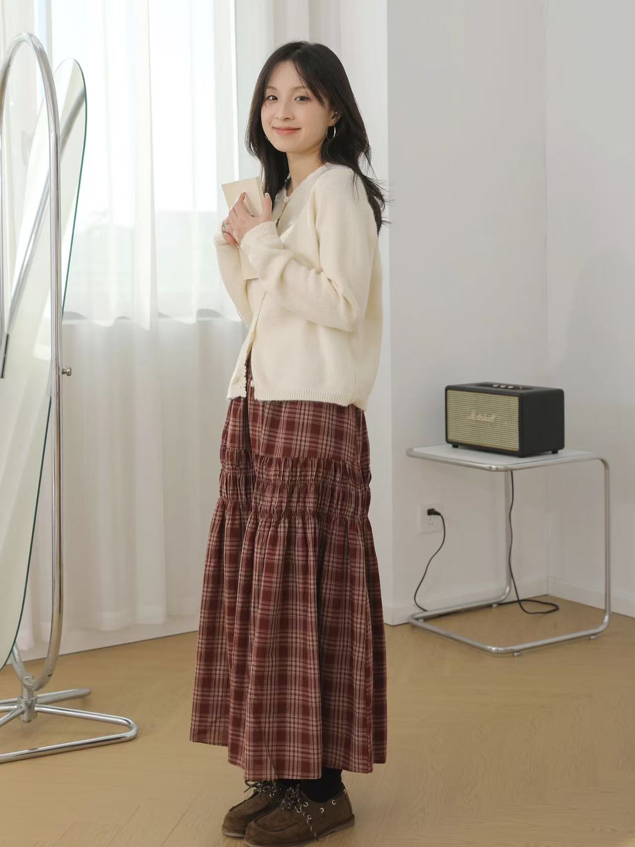 Design Concept：
This Lolita skirt features a classic red and black plaid design with delicate lace trim along the hemline, blending retro charm with daily elegance. The high-waist cut and A-line silhouette create a flattering shape while offering comfort and versatility for styling. Perfect for tea parties, festive gatherings, or everyday outfits, this piece adds both refinement and playfulness to a Lolita wardrobe.