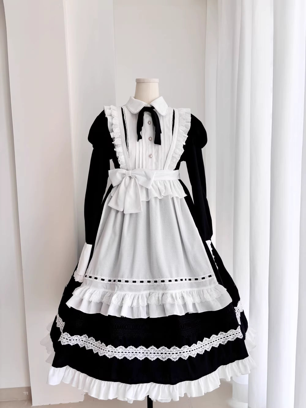 Design Concept:
This Lolita maid dress combines classic black and white tones with a charming soft Lolita aesthetic. Designed with both long and short sleeve options, the dress balances elegance and playfulness, making it perfect for daily wear, casual outings, or themed events. The fitted bodice and flared skirt create a flattering silhouette, while the delicate details capture the essence of traditional maid style in a wearable, modern Lolita fashion.