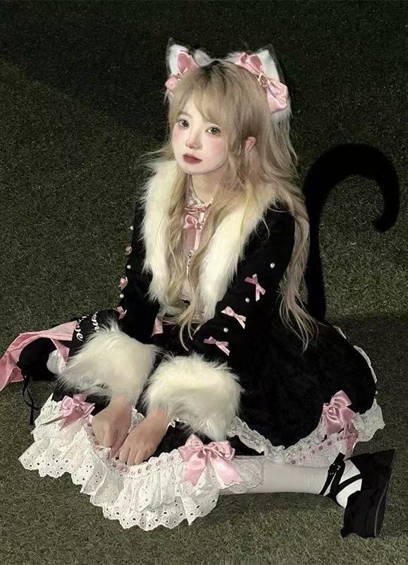 Design Concept:

This Sweet Lolita black and pink Christmas outfit combines festive charm with a cute and elegant Lolita style, featuring delicate lace and bow details for a dreamy holiday look. Product Details: The set includes a coat, a dress, a trailing tail, and a necklace, creating a coordinated ensemble perfect for Christmas events, cosplay, or special occasions.