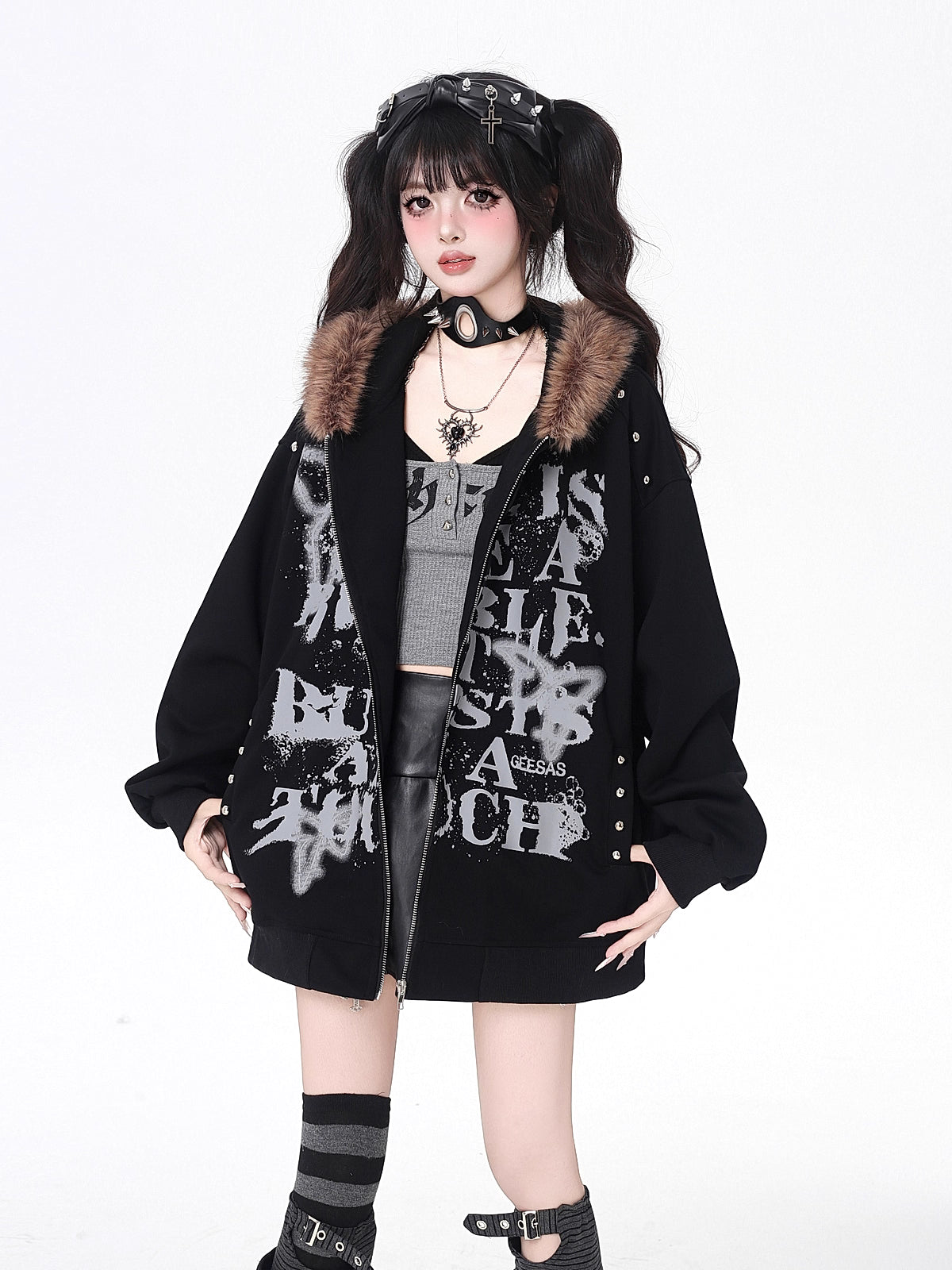 Design Concept:
This Lolita-inspired coat combines retro American streetwear with sweet-cool aesthetics. Crafted in black and gray, it features a soft faux fur collar and loose fit, offering both comfort and style. Perfect for autumn casual wear, themed street fashion, or layered outfits, this jacket adds a relaxed yet trendy vibe to any ensemble. Ideal for those who enjoy a mix of vintage charm and modern subculture flair.