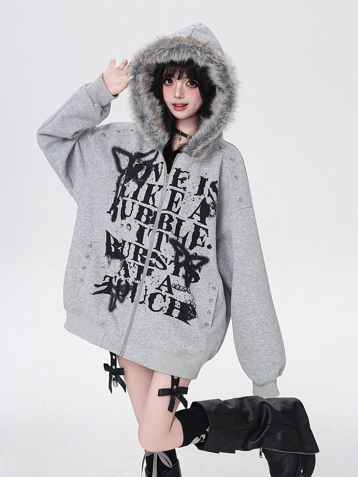 Design Concept:
This Lolita-inspired coat combines retro American streetwear with sweet-cool aesthetics. Crafted in black and gray, it features a soft faux fur collar and loose fit, offering both comfort and style. Perfect for autumn casual wear, themed street fashion, or layered outfits, this jacket adds a relaxed yet trendy vibe to any ensemble. Ideal for those who enjoy a mix of vintage charm and modern subculture flair.
