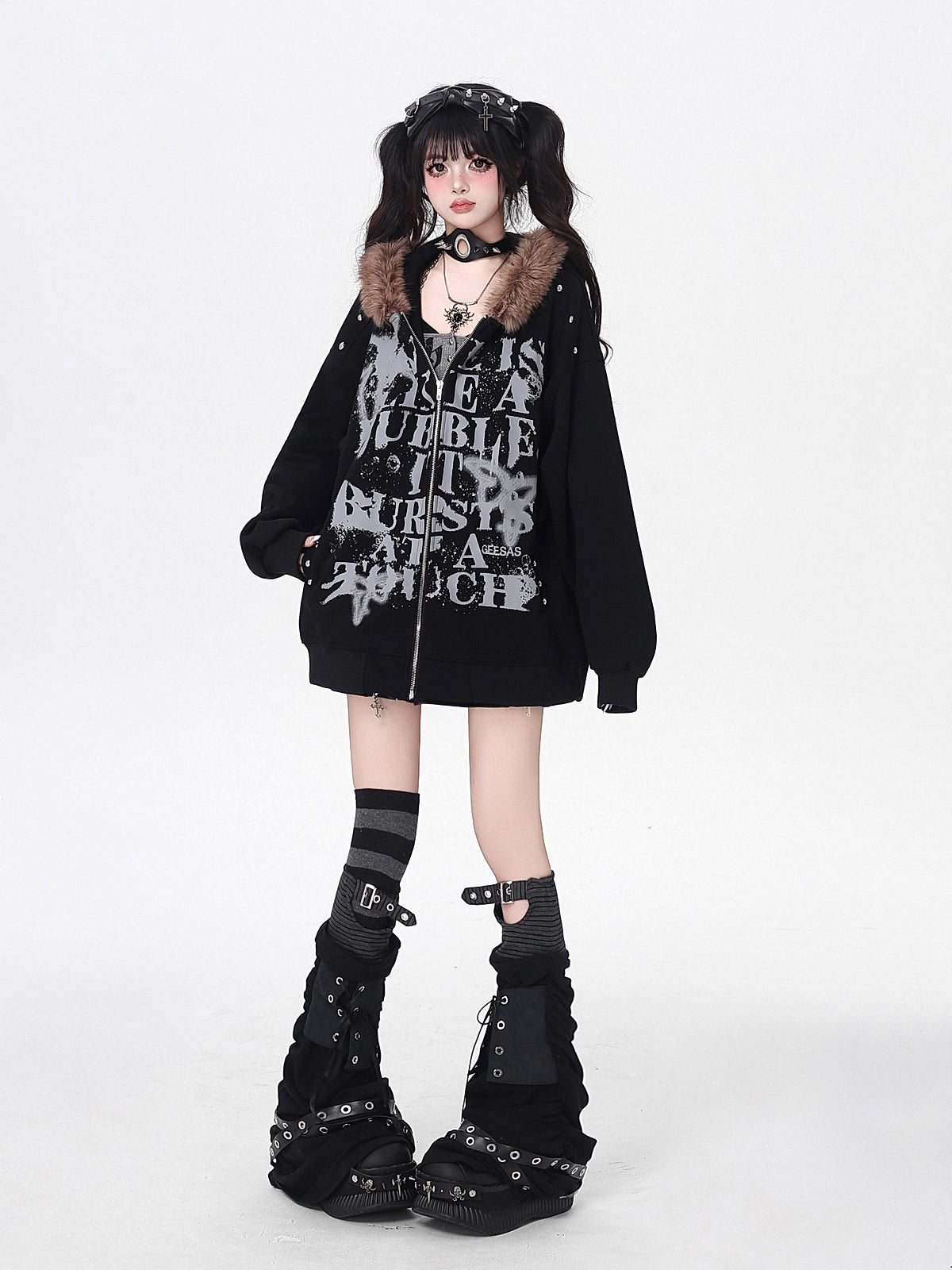 Design Concept:
This Lolita-inspired coat combines retro American streetwear with sweet-cool aesthetics. Crafted in black and gray, it features a soft faux fur collar and loose fit, offering both comfort and style. Perfect for autumn casual wear, themed street fashion, or layered outfits, this jacket adds a relaxed yet trendy vibe to any ensemble. Ideal for those who enjoy a mix of vintage charm and modern subculture flair.