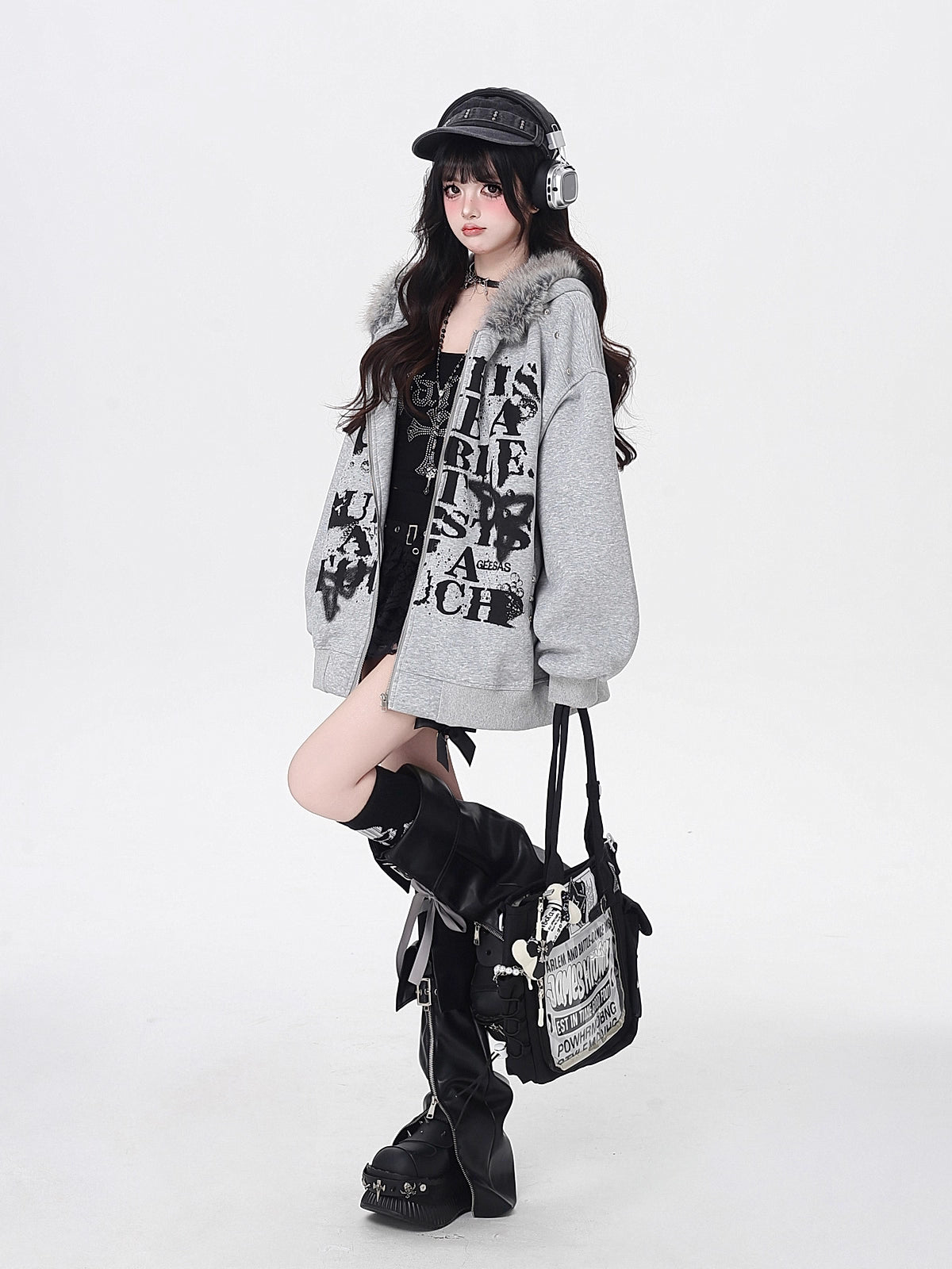 Design Concept:
This Lolita-inspired coat combines retro American streetwear with sweet-cool aesthetics. Crafted in black and gray, it features a soft faux fur collar and loose fit, offering both comfort and style. Perfect for autumn casual wear, themed street fashion, or layered outfits, this jacket adds a relaxed yet trendy vibe to any ensemble. Ideal for those who enjoy a mix of vintage charm and modern subculture flair.
