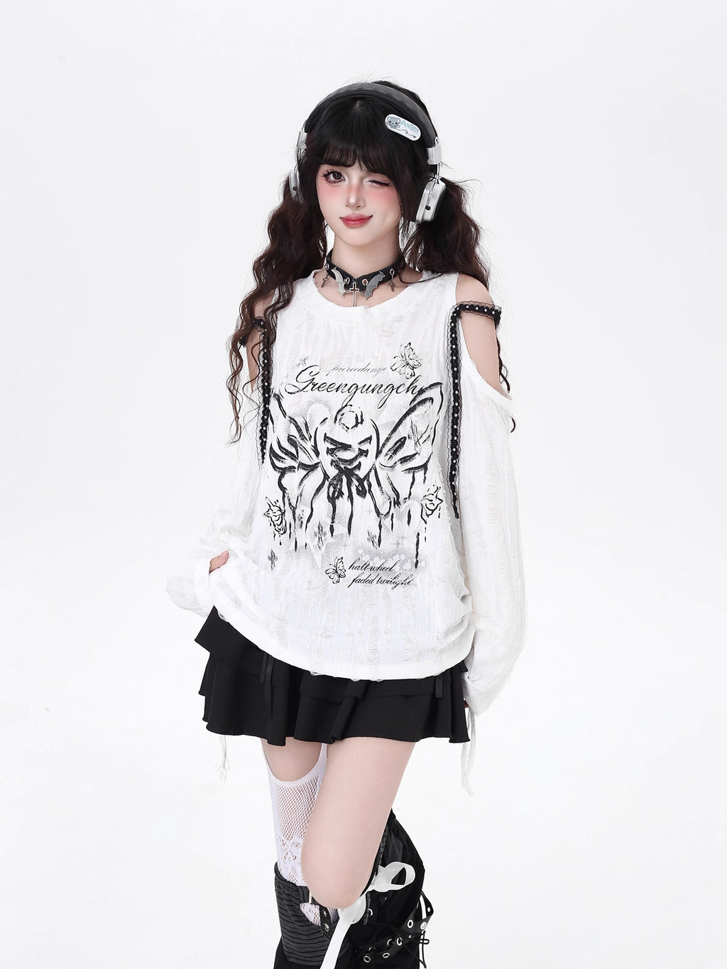 Design Concept:

This [Pre]Lolita off-shoulder top blends sweet and cool aesthetics in a versatile everyday design. Available in black and white, the piece features delicate lace accents paired with soft, flowing ribbons for a playful yet elegant touch. The off-shoulder cut highlights a gentle feminine charm, while the loose long-sleeve silhouette ensures comfort and freedom of movement. Perfect for casual autumn wear, this T-shirt balances sweetness with edge, making it an easy match for both skirts and tr