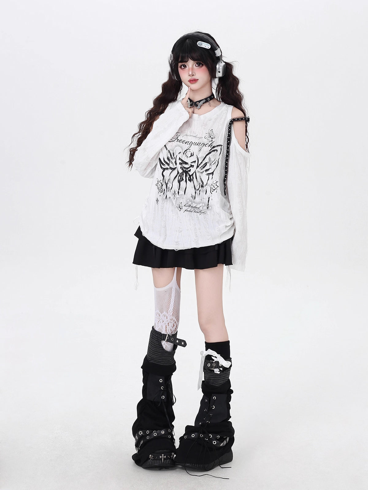 Design Concept:

This [Pre]Lolita off-shoulder top blends sweet and cool aesthetics in a versatile everyday design. Available in black and white, the piece features delicate lace accents paired with soft, flowing ribbons for a playful yet elegant touch. The off-shoulder cut highlights a gentle feminine charm, while the loose long-sleeve silhouette ensures comfort and freedom of movement. Perfect for casual autumn wear, this T-shirt balances sweetness with edge, making it an easy match for both skirts and tr
